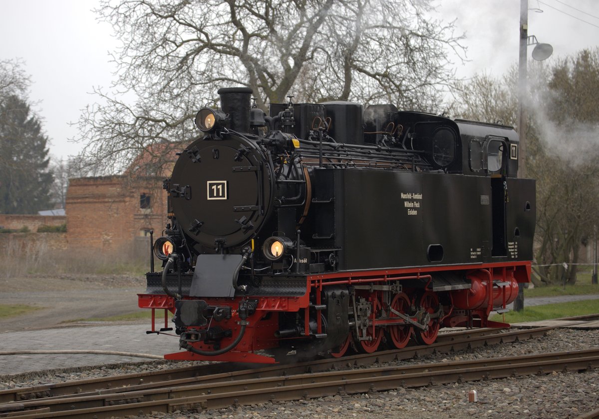 Fast scheint es , als lächele sie  dem Fotografen zu, der eben noch am Regler stand und einen kurzen Zug auf der Museumsstrecke fahren durfte mit Hilfe eines sehr guten Lehrlokführers und eines  Heizers, der immer für Spitzendruck sorgte. Bahnhof Benndorf,nach der Fahrt , 10:19 Uhr.