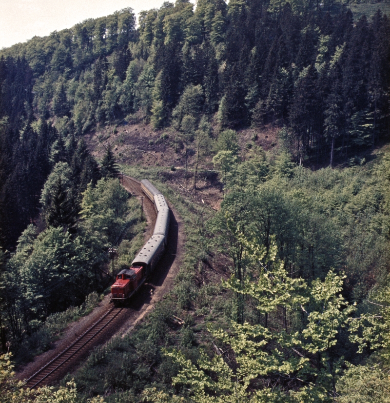 Fast schon ein  Heckeneilzug  war E 3311 von Köln nach Berleburg, hier mit der bereits bekannten 212 160 bei Lützel im April 1978. Heute ist an dieser Stelle (von der B 508 aus) fotografisch nichts mehr zu machen. 