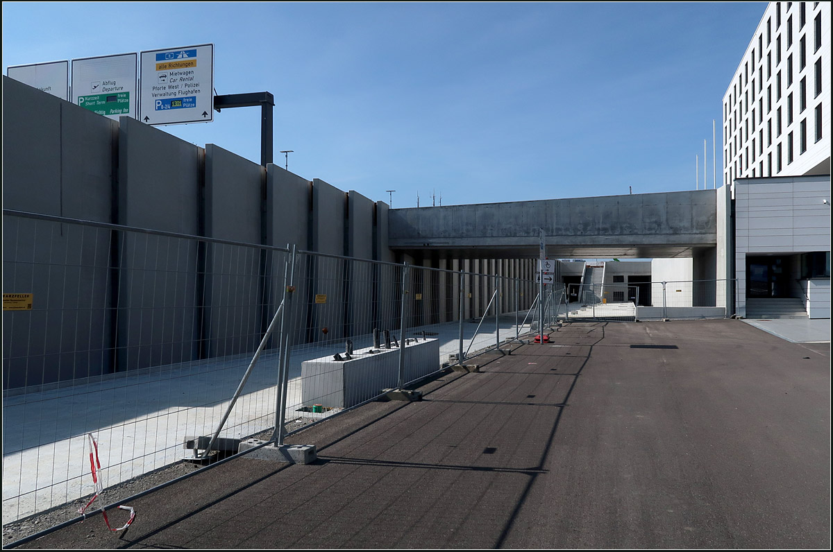 Fast schon fertig...

... dagegen ist die neue Stadtbahnhaltestelle der U6 am Flughafen in Echterdingen. Die offene Haltestelle liegt direkt neben dem zukünftigen Zugangsgebäude zum Fernbahnhof. Der Mittelbahnsteig mit zueinander versetzten Bahnsteigkanden schließt ebenerdig an die Platzfläche an. Im Hintergrund verschwinden die Bahnen in einem Tunnel, der ein drittes Gleis zum Abstellen von Stadtbahnzügen erhält, vergleichbar mit den Stadtbahntunnel in Gerlingen und  an der Waldau. Ende 2021 soll die Neubaustrecke in Betrieb gehen.

Bedeutung erhält der Stadtbahnanschluss außerdem, wenn aufgrund der immer noch geplanten Erweiterung des S-Bahnhofes für die Gäubahn, der S-Bahnbetrieb in Echterdingen gekappt werden muss. Dafür soll ein Möhringen eigens eine Gleisverbindung gebaut werden um vorübergehend eine direkte Linie vom Bahnhof Stuttgart-Vaihingen zum Flughafen einrichten zu können.

14.09.2020 (M)