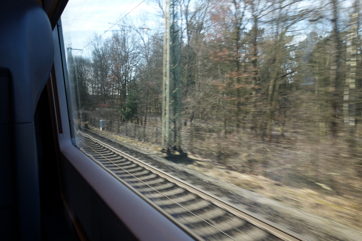 Fast schon eine Panoramaaussicht hat man hier im ICE 1082 München Hbf - Hamburg-Altona (BR 411/ICE T7) durch die langen Fenster. Eingesetzter Triebzug war Tz 1125  Arnstadt . Die Aufnahme stammt aus dem Februar 2015 und wurde vom Platz 32 im Wagen 28 aus gemacht (1.Klasse).