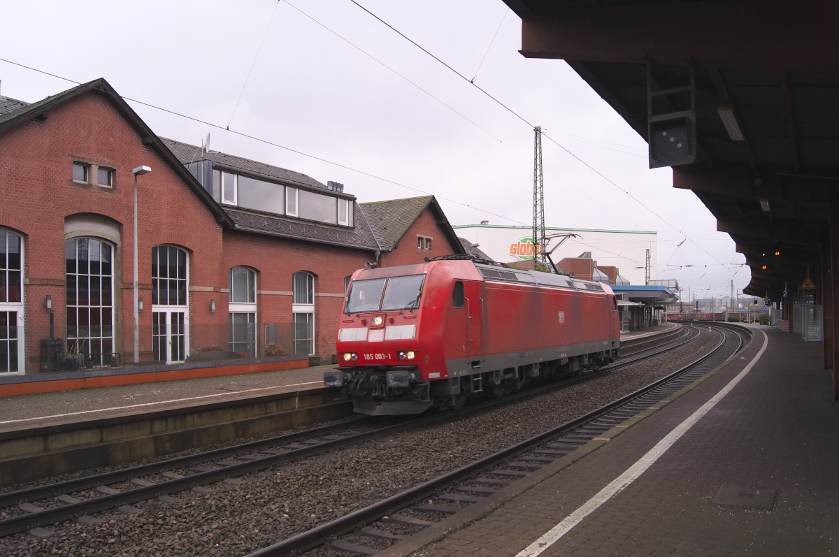 Fast schon eine Rarität ist diese Vorserien 185. 185 003 kommt aus Richtung Saarbrücken Lz durch Völklingen gefahren. Vermutlich wird sie zum Rangierbahn Nord der Saarstahl fahren, beim Nauweiler Gewann. Bahnstrecke 3230 am 03.02.2017