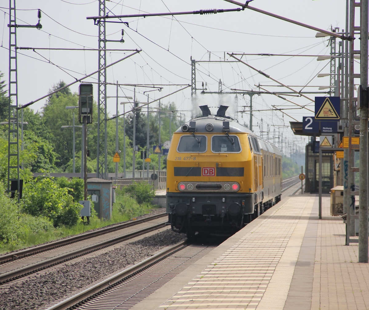 Fast so schn wie das  Yellow Submarine . 218 477-8 der DB Netz mit Messzug in Fahrtrichtung Seelze. Aufgenommen am 30.05.2013 in Dedensen-Gmmer.