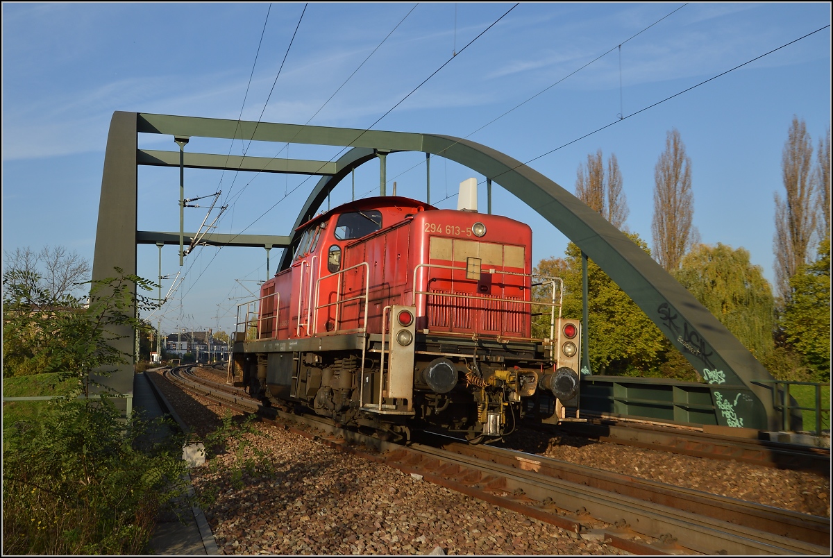Fast eine Stunde musste 294 613-5 auf der alten Strecke nach Wintersdorf warten, bevor sie in den laufenden Verkehr am Rastatter Nadelöhr einfädeln konnte. Auf der Murgbrücke in Rastatt, November 2014.