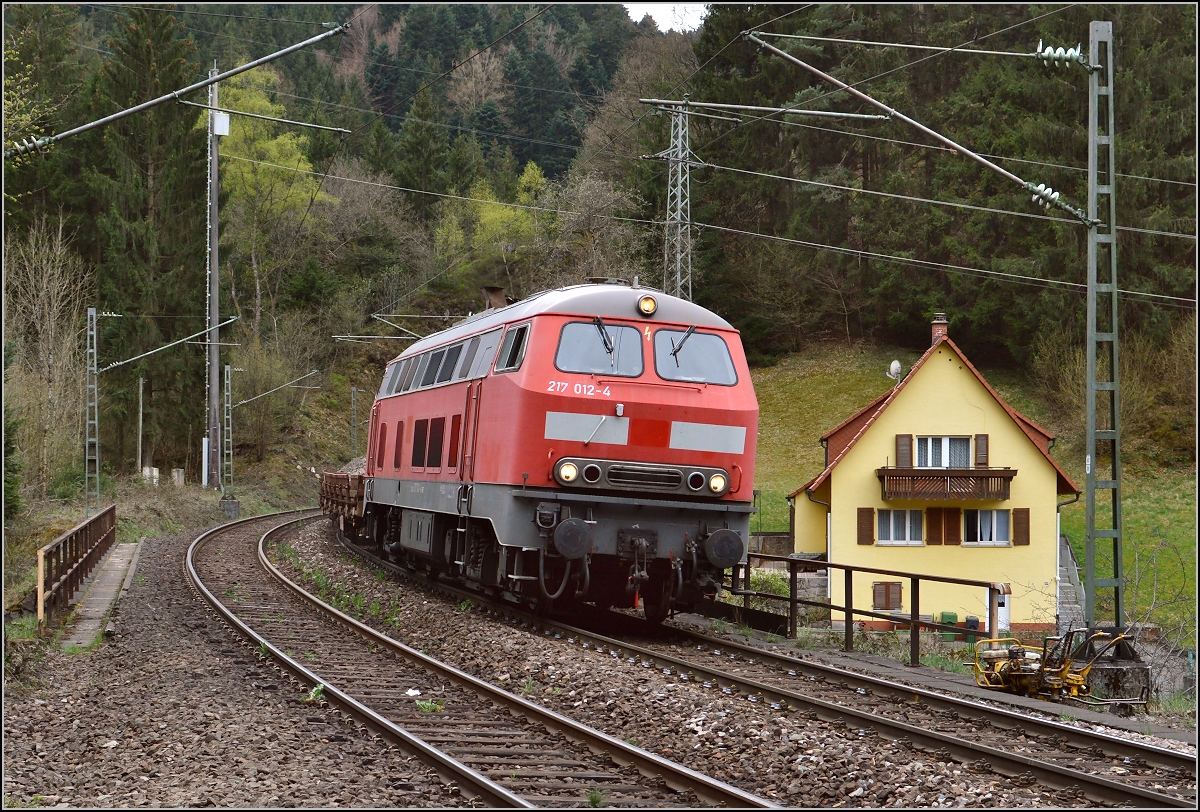 Fast unhörbar hat sich überraschend 217 012 der Pfalzbahn auf der sauber freigschnittenen Schwarzwaldbahn angeschlichen. Niederwasser 2015.