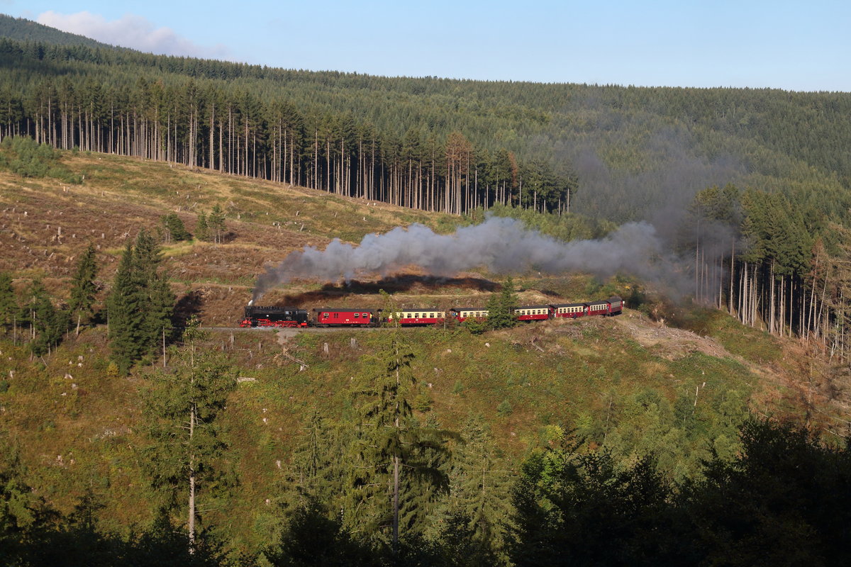 Fast in voller Länge und mit einer schönen Rauch- und Dampfwolke zeigt sich 99 7240 mit P8931 kurz vor dem ehemaligen Hotel Drei Annen.

Drängetal, 04. September 2017