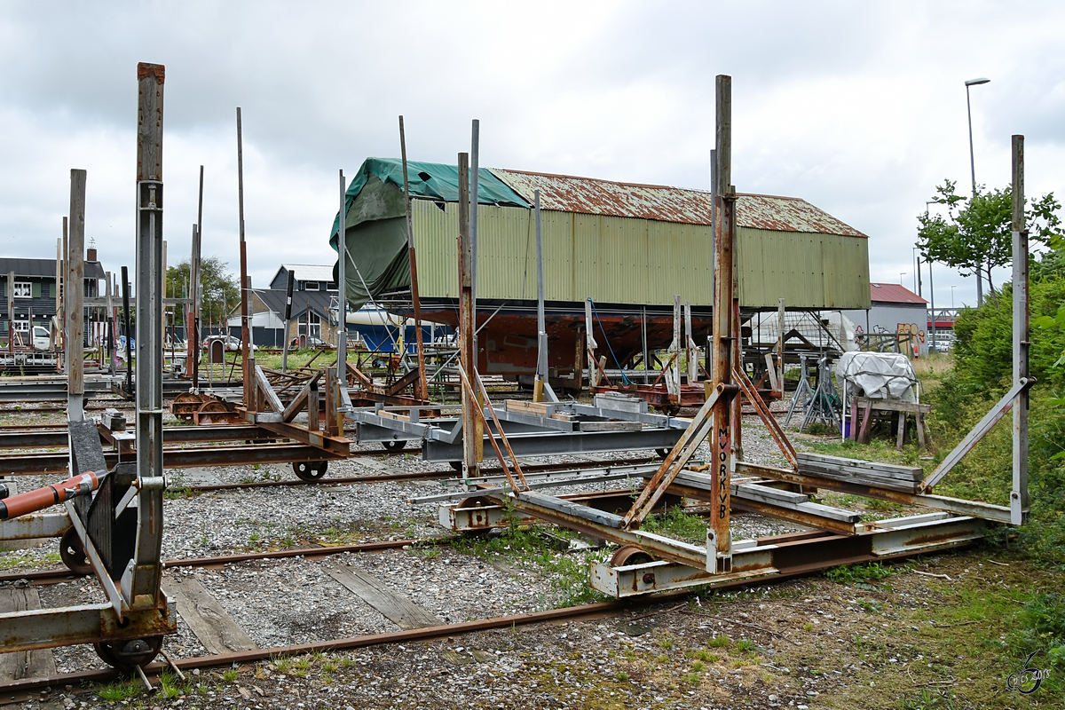 Fast wie auf einem Güterbahnhof - Wagen zum Transport von Booten im frei zugänglichen Yachthafenbereich von Aalborg. (Juni 2018)