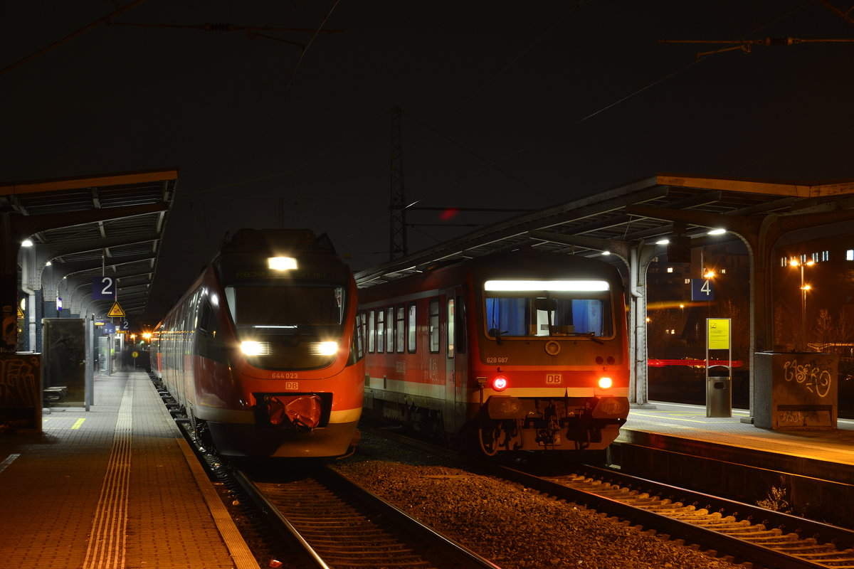 Fast wie damals am letzten Abend vor Fahrplanwechsel im Winter 2014. Auch damals fuhr schon ein 644er einen Umlauf die am folge Tag die 628er ablösten. Doch seit einiger Zeit sind die 628er wenn auch nur auf Zeit wieder auf ihrer alten Linie zurück. Da einige 644er zu Schulungsfahrten im Sauerland sind wurden einige 628er aus dem Sauerland ins Rheinland geholt um dem Fahrzeug Engpass auszugleichen. Links steht 644 023 als RB38 nach Düsseldorf während rechts 628 687 als RB38 nach Köln Deutz bereit steht. Leider läuft dieses Jahr die Zeit der 644er auf dem Nordast Bedburg Düsseldorf ab. Im Winter wird VIAS mit LINT den Nordast übernehmen. 

Grevenbroich 10.02.2017