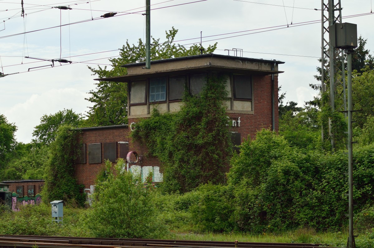 Fast wie ein verwunschenes Eisenbahnschloß wirkt das umrankte Stellwerk in Grevenbroich. Es lässt noch erahnen welche Bedeutung der Bahnhof einst im Güterverkehr hatte. Leider ist von der einstigen Herrlichkeit nicht mehr viel überig geblieben. 27.4.2014