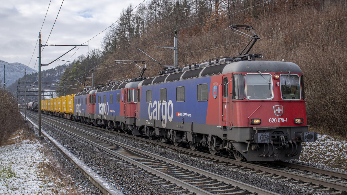Fast wie einst am Gotthard...: Re 620 079-4 (11679)  Cadenazzo , 11632  Däniken  und 11665  Ziegelbrücke  sind unterwegs in den RBL, aufgenommen bei Villnachern AG am 10.01.2022. 