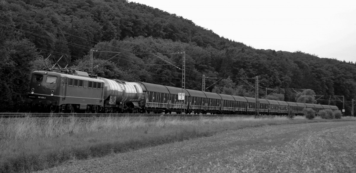 Fast wie früher, der Henkelzug mit der grünen 140 438-3 als Rheinumleiter bei Werdorf. 