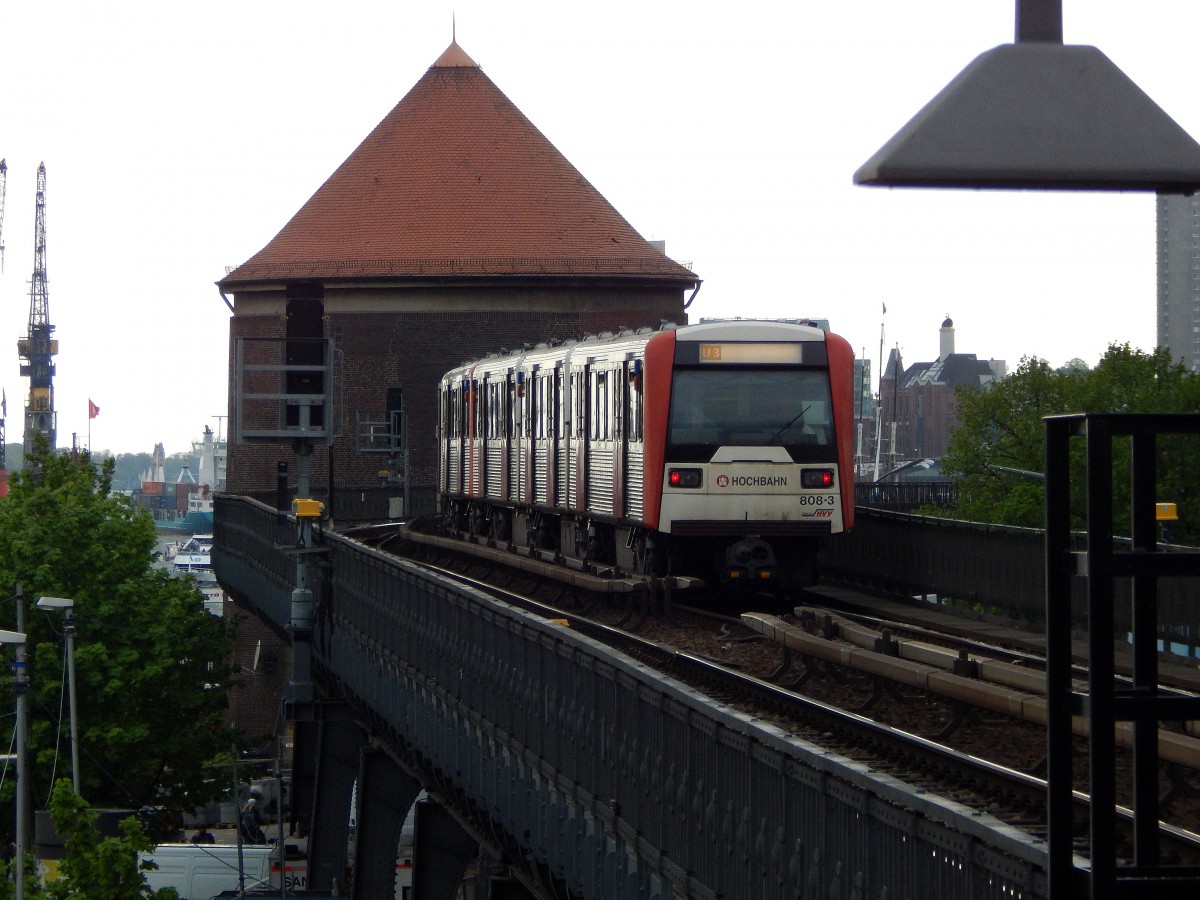 Fast wie in New York. Ein Triebzug der Hamburger Hochbahn hat soeben die Haltestelle Baumwall verlassen.

Hamburg 09.05.2015