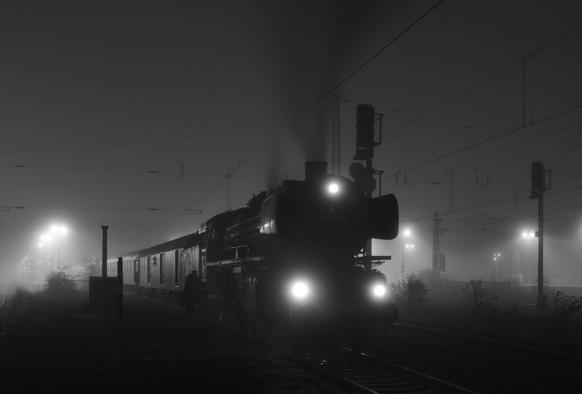 Fast wie noch zu Dampflokzeiten. 01 150 steht mit dem Sonderzug nach Rüdesheim in Mönchengladbach Hbf bereit während die Lokbesatzung sich noch einmal alles überprüft. 

Mönchengladbach Hbf 02.12.2017