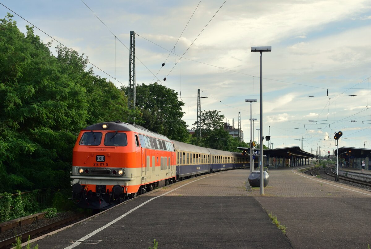 Fast wie eine Reise in die 90er wirkt es als 218 117 mit ihrem Sonderzug aus Boppard am Abend in Neuss einfährt. Ziel des Zuges ist Goch.

Neuss 24.06.2022