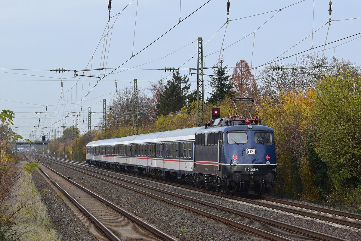 Fast wie zu alten Zeiten nur in anderen Farben. 110 469 schiebt ihren RE1 Verstärker durch Angermund gen Duisburg.

Angermund 26.11.2022