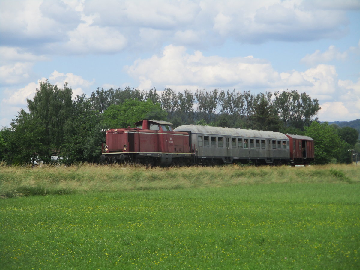 Fast wie zur Bundesbahnzeit kommt die 212 084-8 der DBK Historische am 3.6.2018 mit ihrem Sonderzug von Welzheim nach Schorndorf an mir vorbei gefahren das Foto entstadt kurz vor der Einfahrt in Schorndorf.