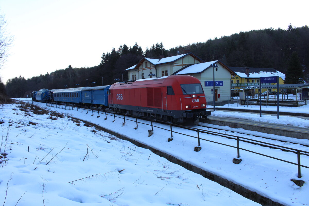 Fast wöchentlich am Sonntag verkehrt der Trafozug SGAG90041 von Gleisdorf über Graz, Selzthal und Pyhrnbahn nach Linz Stahlwerke.
Von Gleisdorf nach Graz ist planmäßig ein Triebfahrzeug der Reihe 2016 und von Graz nach Linz ein Triebfahrzeug der Reihe 1116 angespannt.
Beim kurzen Kreuzungshalt in Laßnitzhöhe steht am 19.12.2021 die 2016 092 mit dem SGAG90041 und wartet auf die Weiterfahrt.