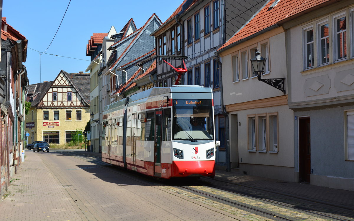 Fast zeitlos wirkt die Gröperstraße mit ihren Fachwerkhäusern. NGTW6-H Tw1 passiert die zahlreichen Fachwerkhäuser in der Gröperstraße und ist auf der Linie 1 zum Bahnhof unterwegs.

Halberstadt 26.07.2019