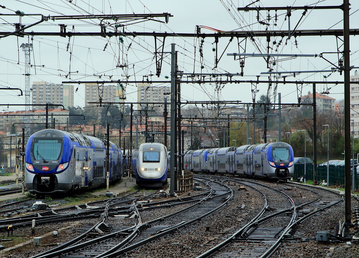 Fast zierlich wirkt der TGV Douplex 29748 zwischen den beiden Z 55500/Z 56500 in der Abstellanlage von Saint-Etienne Chateaucreux (01.04.2017)