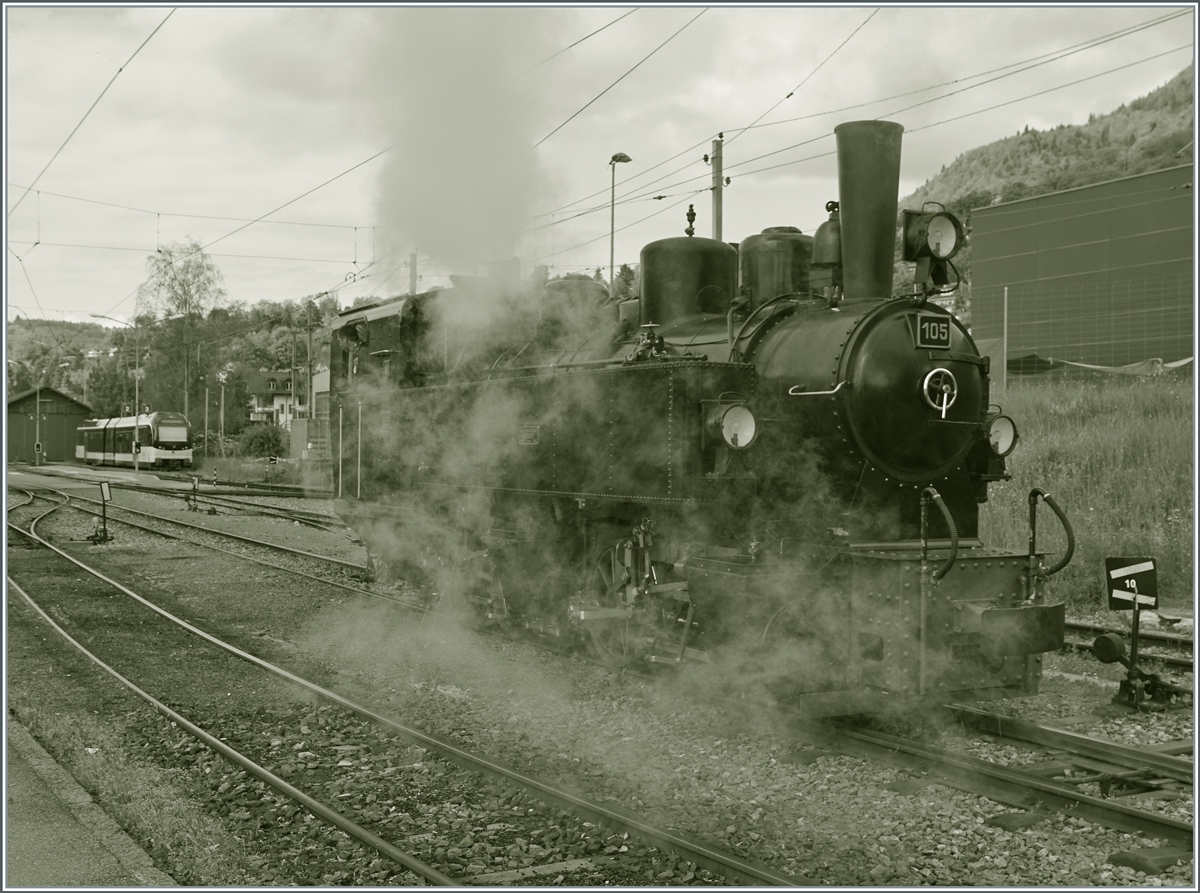 Faszination Dampf! Die Blonay-Chamby G 2x 2/2 105 rangiert in Blonay. 

8. Mai 2022 