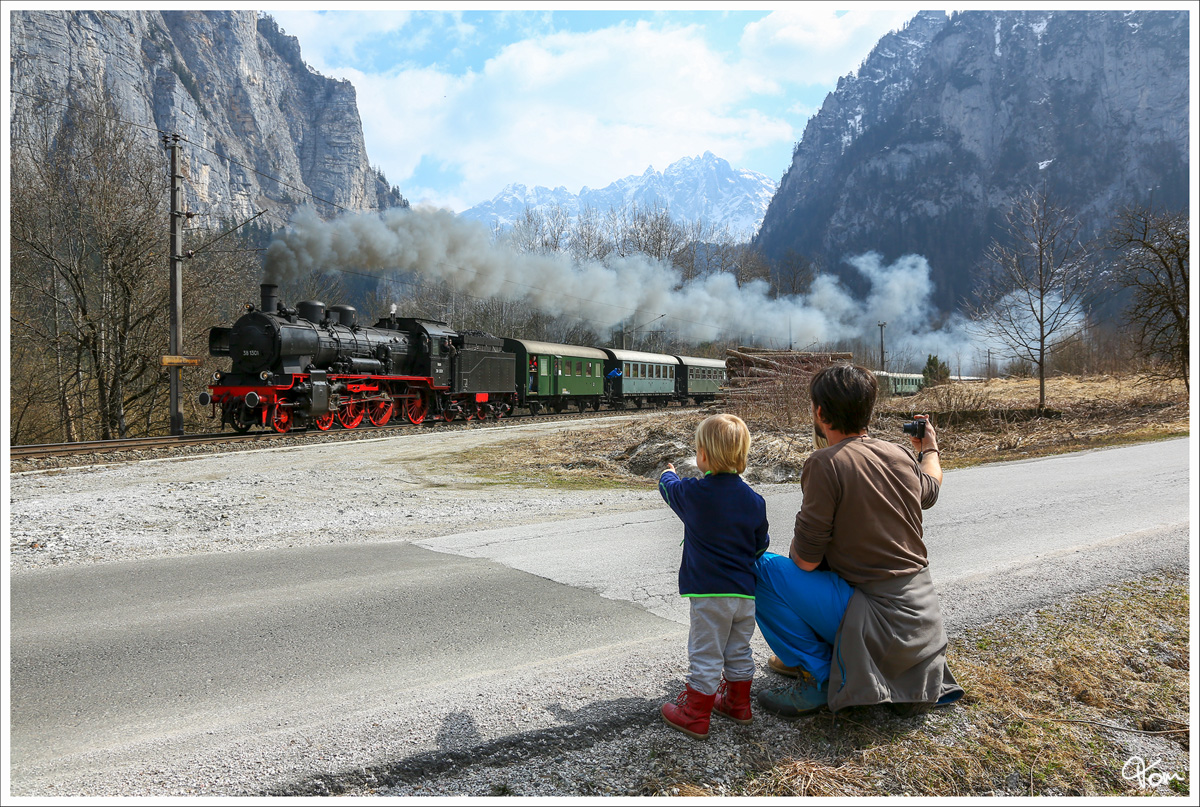 Faszination Dampflok - Vorbei an vielen großen und kleinen Eisenbahnfreunden, zieht die ÖGEG Dampflok 638.1301 den Sonderzug  Mit Volldampf durch das Gesäuse  von Ampflwang nach Admont.
Viele Grüße an die nette Familie aus dem Gesäuse. 
Gesäuseeingang 19.03.2016