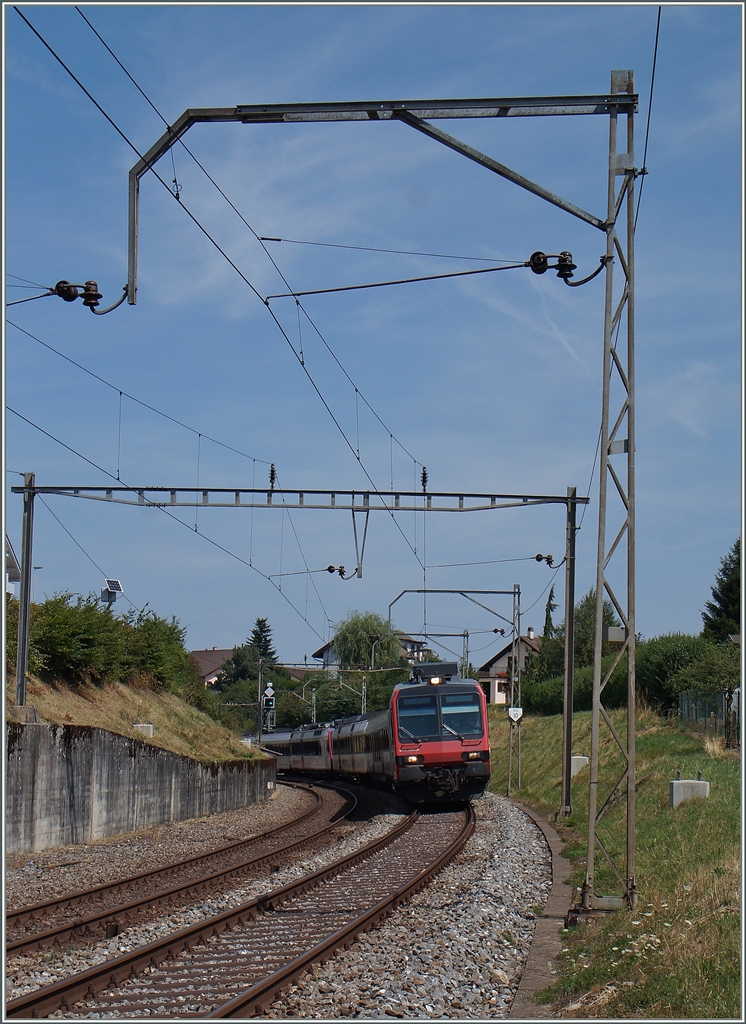 Faszination Fahrleitung - auf der Strecke Lausanne - Bern standen bei Neyruz noch bis vor wenigen Jahren diese alten Fahrleitungsmasten. Schön zu sehen sind die bereits erwähnten  Doppelisolatoren . 

Ein SBB Domino nach Romont erreicht Neyruz.

6. August 2015
