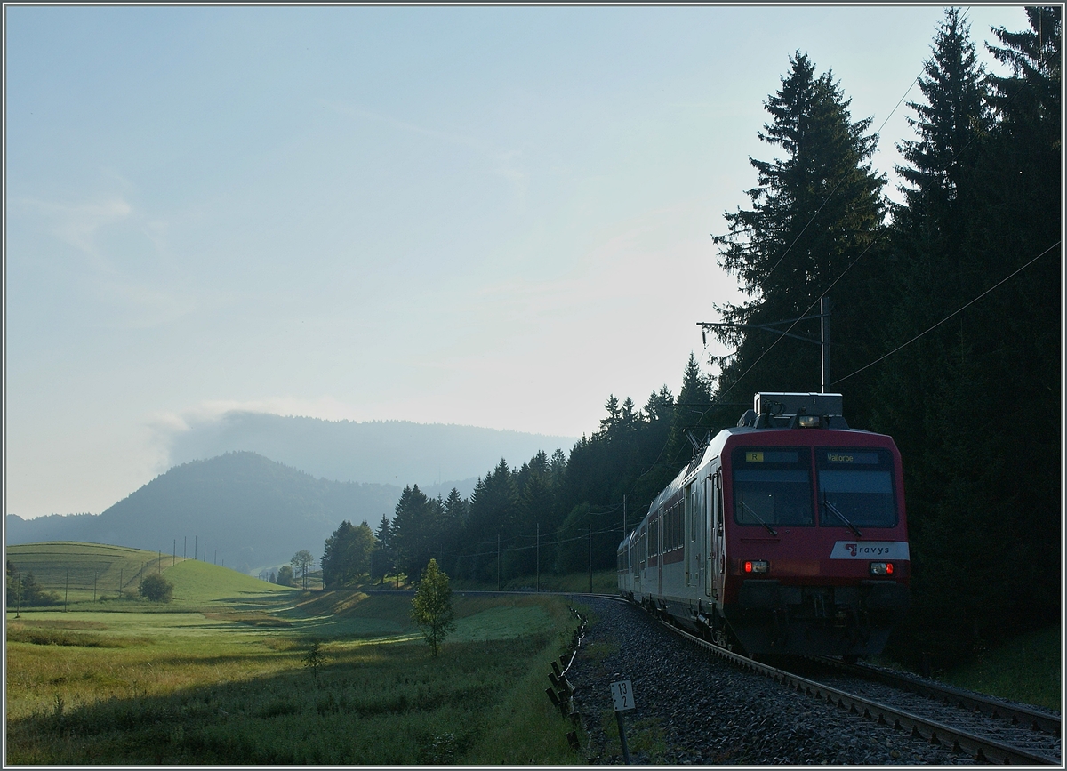 Faszination Jura: Hügelig, und doch weit.
Ein PBr (Travys) Domino bei Le Séchey. 
15. Aug. 2013 