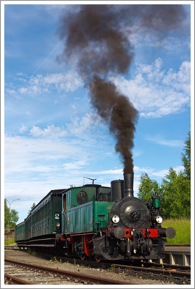 Faszination Museumsbahn -  Train 1900 
     
Die AMTF N° 8 (ex HADIR N° 8, später ARBED - Differdange) steht am 16.06.2013 mit ihrem Museumszug in Pétange wieder zur Abfahrt nach Fond de Gras bereit. 

Die Lok wurde 1900 von der Hannoversche Maschinenfabrik, vormals Georg Egestroff (spätere HANOMAG) unter der Fabriknummer 3431 gebaut. 

Der  Train 1900 , von der Vereinigung AMTF (Association des Musée et Tourisme Ferroviaires) betrieben, dies im Rahmen des  Industrie- und Eisenbahnparks Fond-de-Gras , ist eine Initiative des Luxemburger Kulturmininisteriums, Amt für Denkmalschutz. Der  Train 1900  verdankt seinen Namen der dieser seiner ersten Lokomotive, der Lok Nr.  8, welche zuerst im Jahr 1900 befeuert wurde.