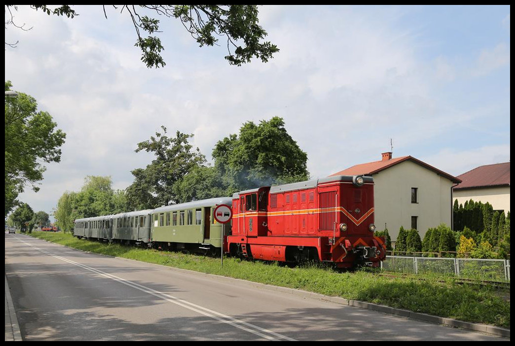 Faur Lxd2-342 hat hier gerade am 28.5.2019 mit einem Schüler Sonderzug das Museumsgelände in Sochaczew verlassen und fährt an der Marxzalks Josefa Pilsudskiego entlang Richtung Tulovice.