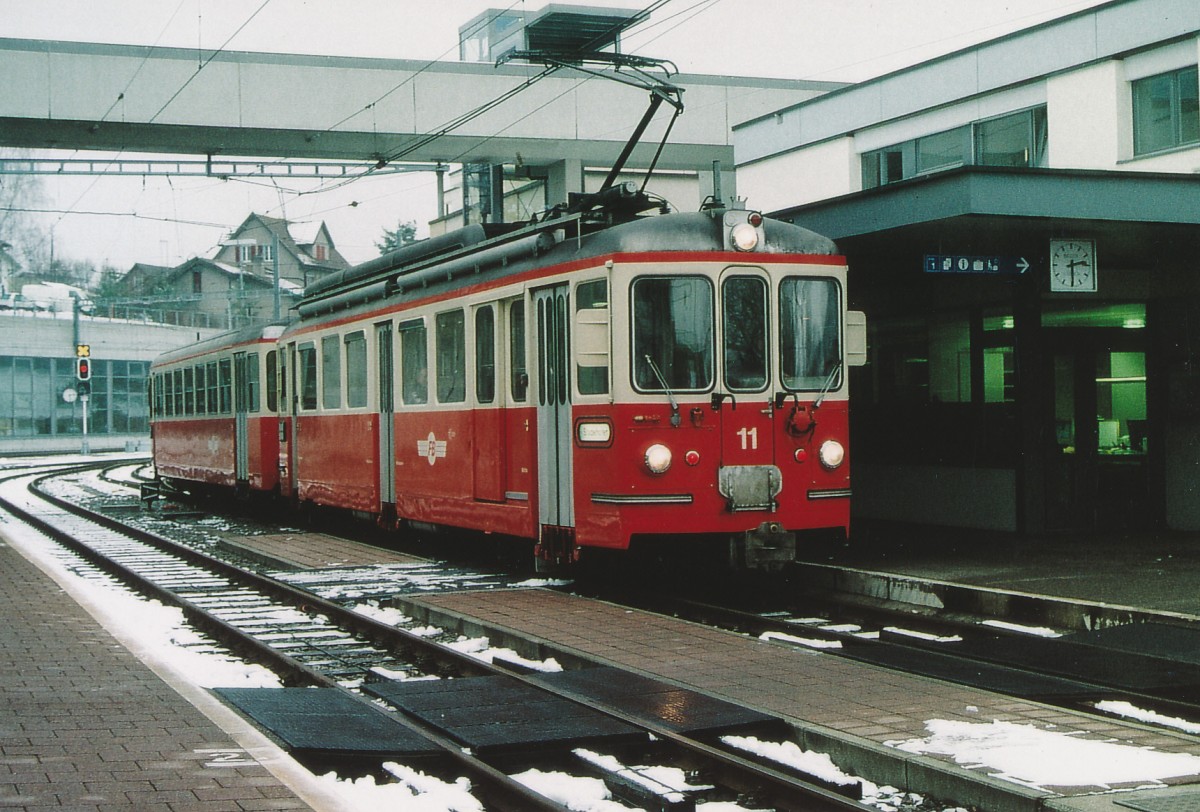 FB: Pendelzug mit BDe 4/4 11 und Bt 104 auf der Forch im Dezember 2003 kurz vor der Abfahrt nach Zürich.
Foto: Walter Ruetsch 