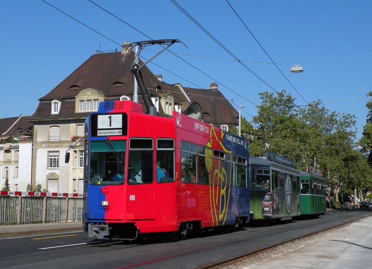 FC Basel Tramzug mit dem Be 4/4 490 an der Spitze fhrt zur Haltestelle Markthalle. Die Aufnahme stammt vom 16.08.2013.