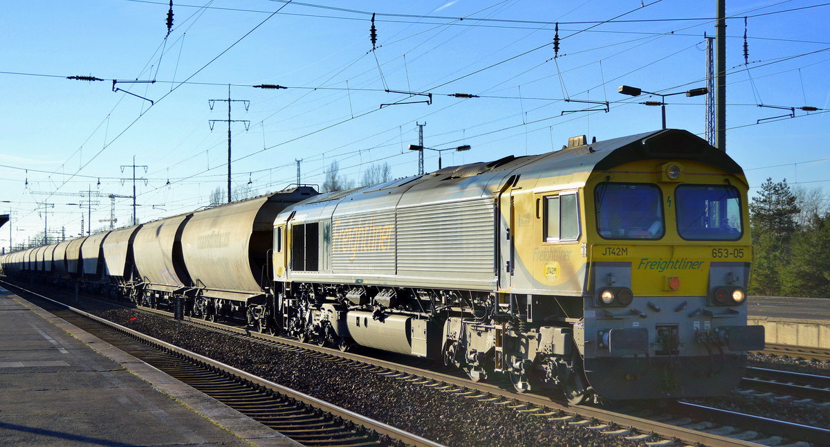 FDE - Freightliner DE GmbH, Berlin [D] mit  653-05  [NVR:  92 80 1266 115-5 D-BRLL ] mit einem Getreidezug bei der Durchfahrt Bf. Flughafen Berlin Schönefeld. 