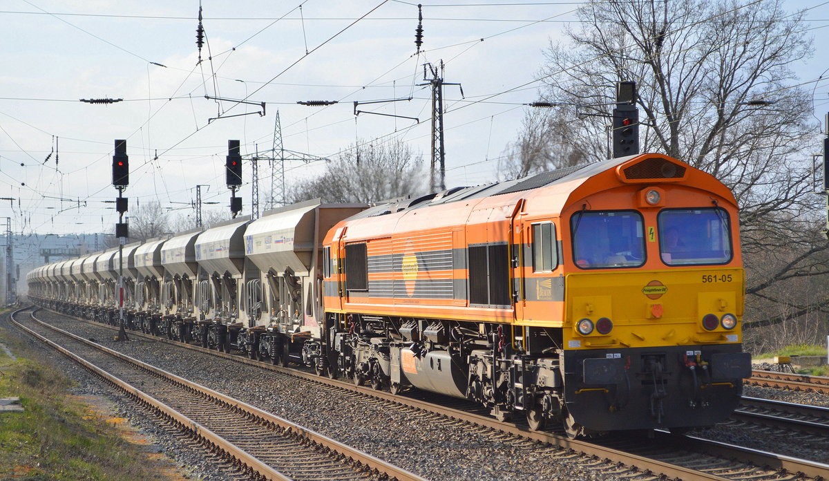 FDE - Freightliner DE GmbH, Berlin [D] mit  561-05   [NVR:  92 80 1266 042-1 D-BRLL ] und einem langen Schüttgutwagenzug (recht staubige Angelegenheit) am 19.03.20 Bf. Saarmund.