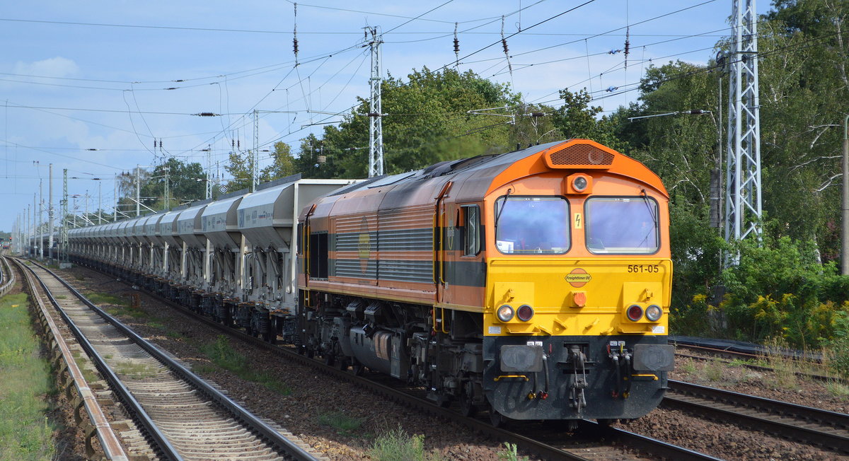 FDE - Freightliner DE GmbH, Berlin [D] mit  561-05  [NVR:  92 80 1266 042-1 D-BRLL ] und einem langen Schüttgutwagenzug am 24.08.20 Berlin Hirschgarten.