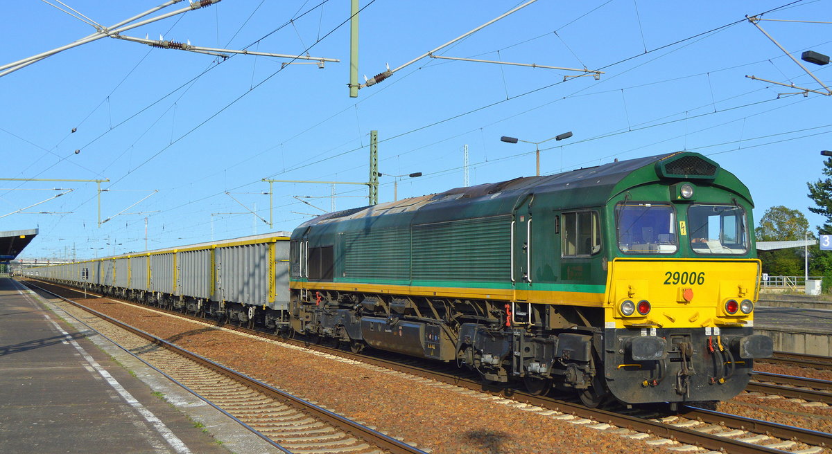 FDE - Freightliner DE GmbH, Berlin [D] mit  29006  [NVR:  92 80 1266 005-8 D-BRLL ] und Ganzzug firmeneigener offener Drehgestell-Güterwagen am 17.09.20 Bf. Flughafen Berlin Schönefeld. Viele Grüße an den Tf. !!!!