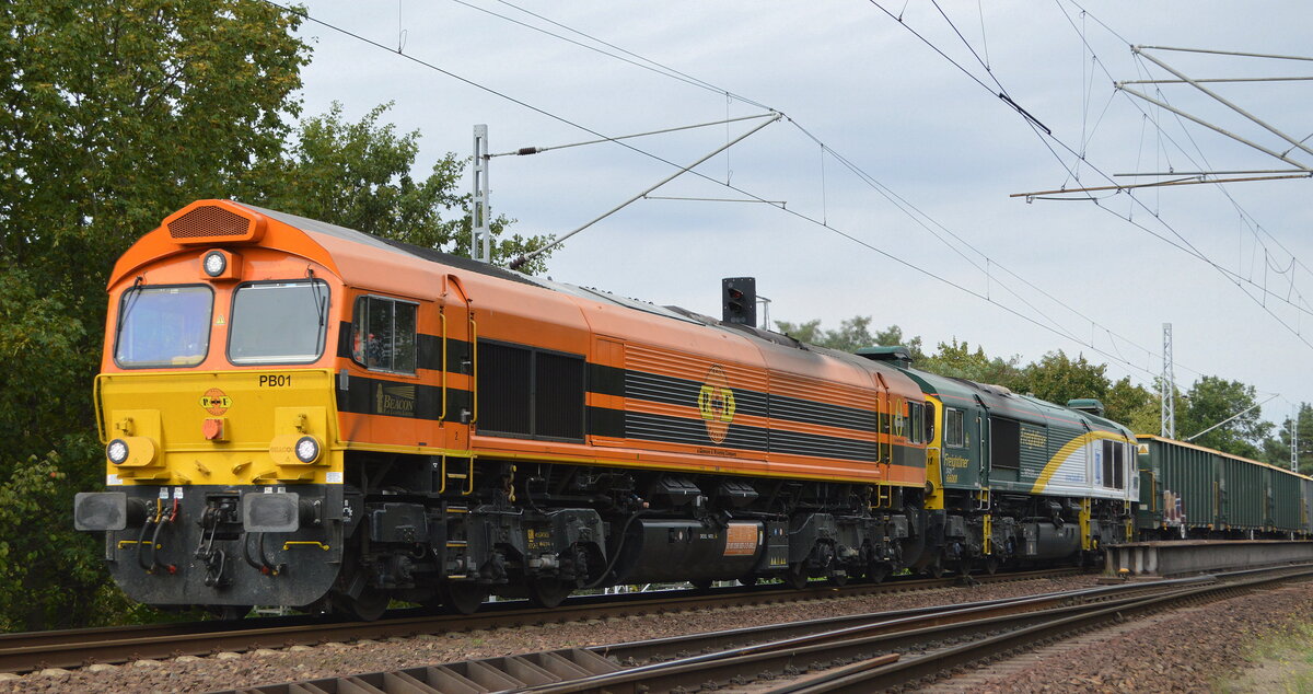 FDE - Freightliner DE GmbH, Berlin [D] mit der Doppeltraktion  PB01   [NVR:  92 80 1266 003-3 D-BRLL ] + [NVR:  92 51 3650 000 -4 PL-FPL ] und einem Ganzzug offener Drehgestell-Güterwagen am 06.09.22 Berlin Wuhlheide.