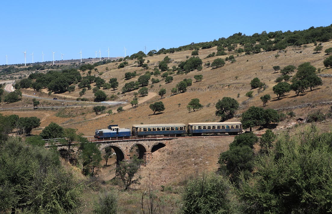 FdS 616 auf einer langen Ausfahrung eines Seitentals bei Serri, wenige Kilometer vor dem Zielbahnhof Mandas, 25.08.2014.