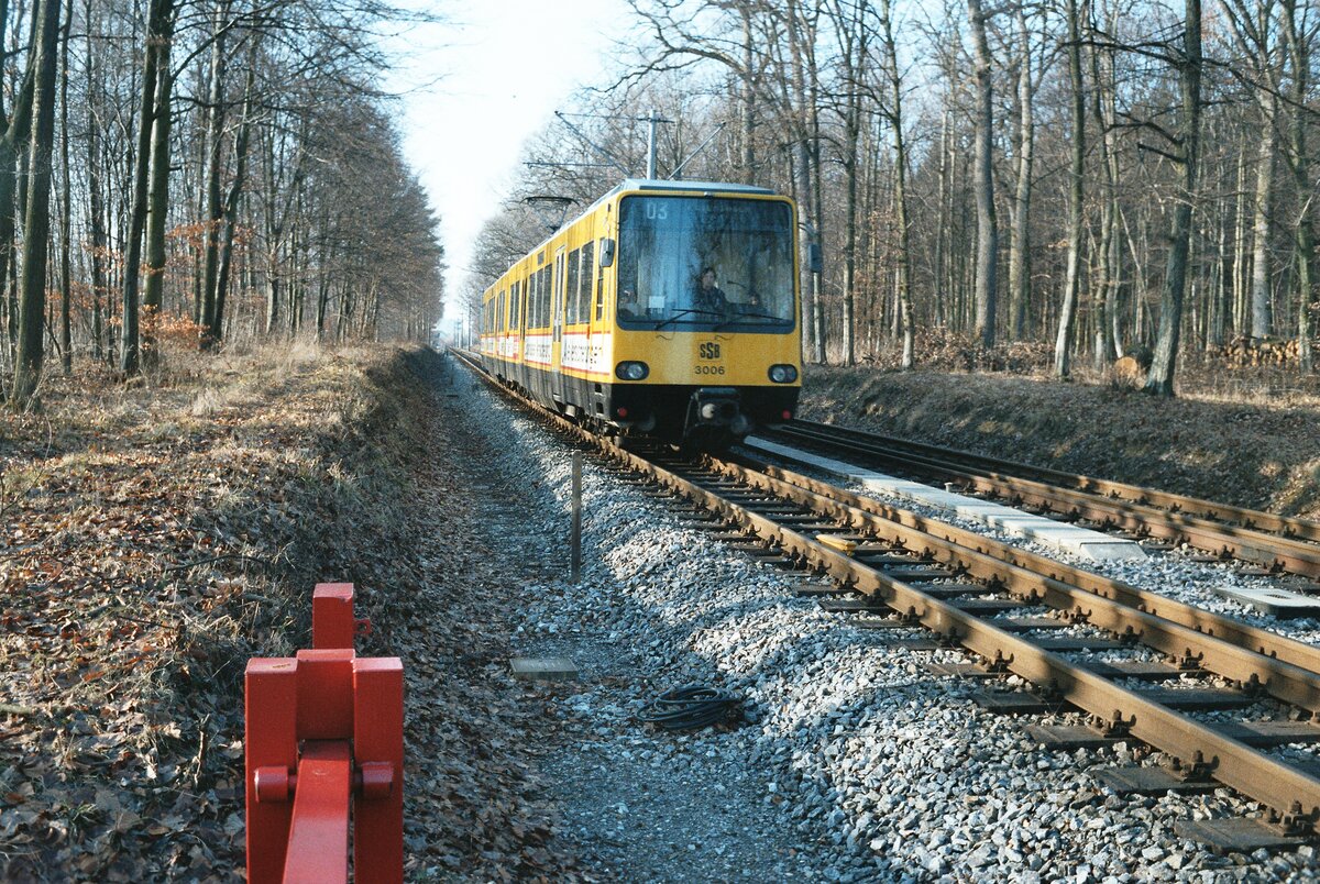 Februar 1984: Das waren die ersten Stadtbahnen auf der Stuttgarter Straßenbahnlinie 3 (sie verfügte zu dieser Zeit über zwei Spurweiten). Der Zug fährt im Waldstück zwischen den Stationen Landhaus (Möhringen) und Plieningen.