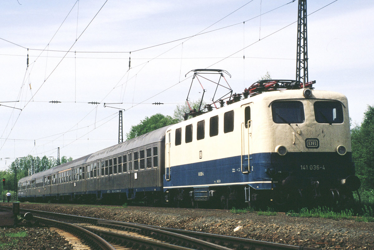 Februar 1992, Im Bahnhof Hammerau bei Freilassing wartet ein Nahverkehrszug Berchtesgaden - Freilassing die Kreuzung mit dem Gegenzug ab. Vorn zweigt das Anschlussgleis zum Stahlwerk ab.