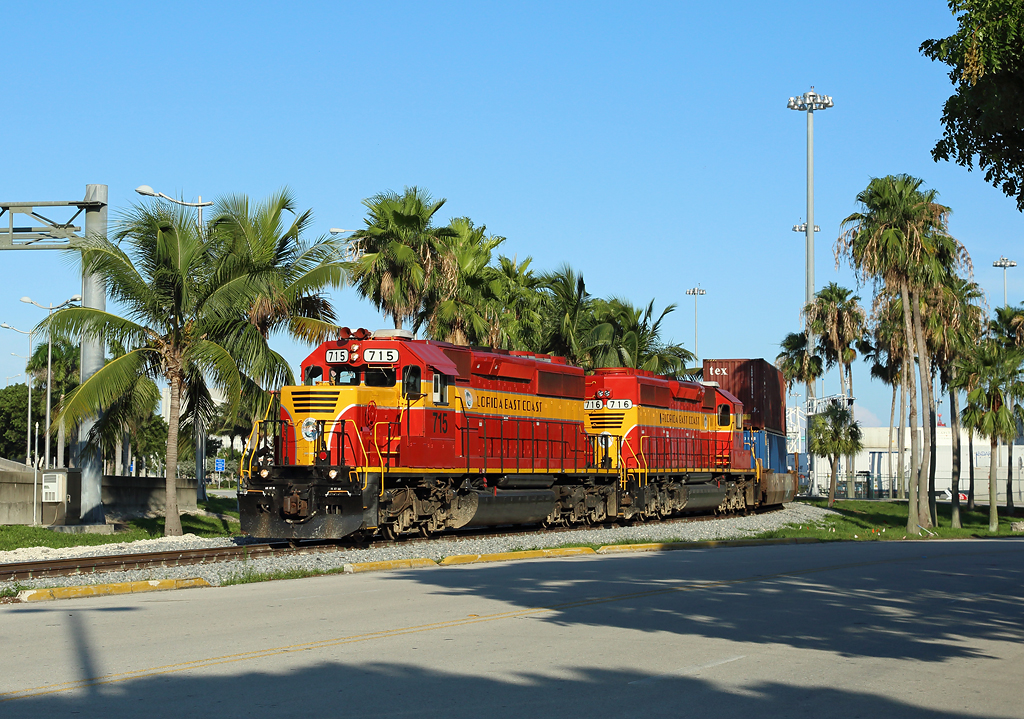 FEC 715 & 716 shunt a container train at the Port of Miami, 16 June 2016