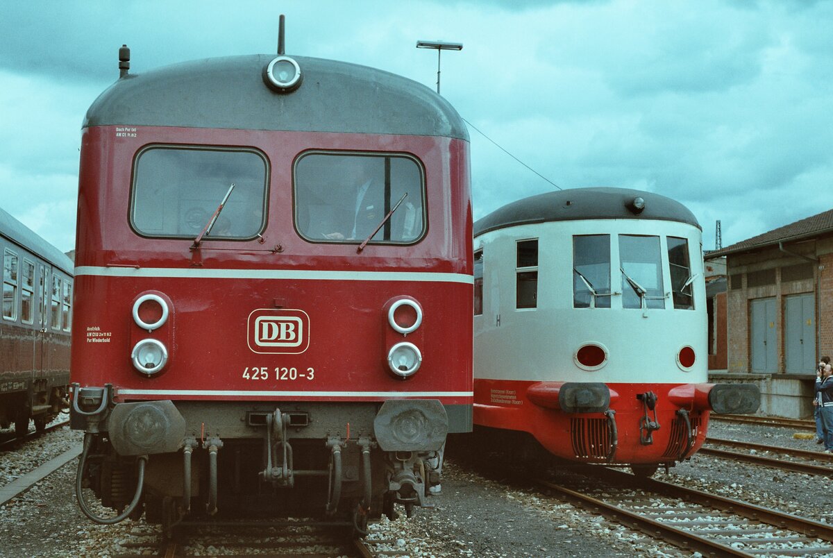 Feier des BDEF auf dem Areal neben dem Stuttgarter Hauptbahnhof, Stuttgarter Vorortzug 425 120-3 und daneben der ET 11 01 (DR).
Datum: 31.05.1984 