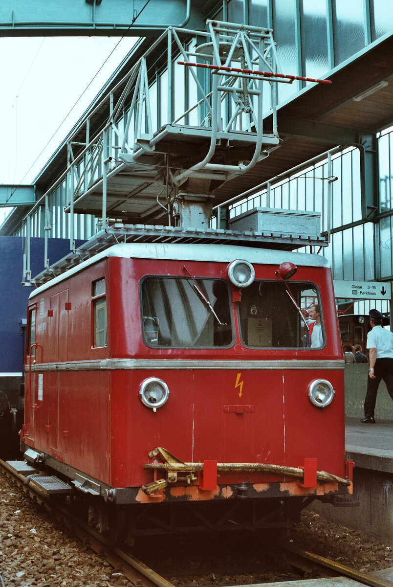 Feier des BDEF auf den Gleisen des Stuttgarter Hauptbahnhofs: Schwerkleinwagen Klv 61 der DB.
Datum: 31.05.1984