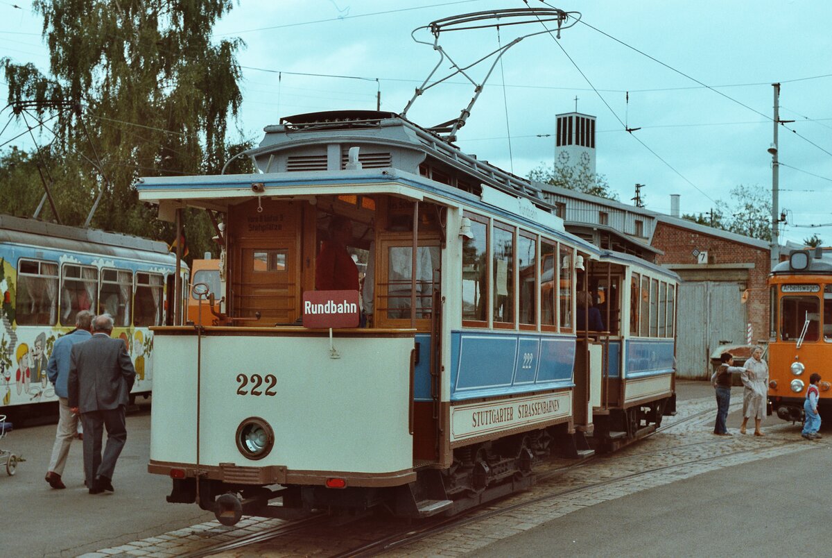 Feier zu Ehren der neuen Stuttgarter Stadtbahnwagen vor dem früheren Möhringer Wagenschuppen  mit historischen Wagen , vorn der älteste TW der Stuttgarter Straßenbahnwelt von 1904, 04.09.1983
 