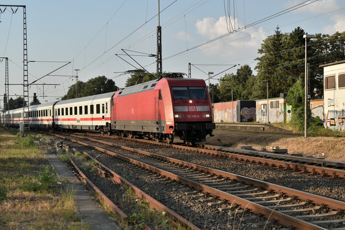 Feierabend und ab in die Abstellung, hier verlässt die 101 130-3 mit dem IC 2223 den Rheydter Hbf, in dem der Zug zur Zeit sein Ende findet, da die Verbindung nach Aachen Hbf baustellenbedingt unterbrochen ist. 17.7.2018