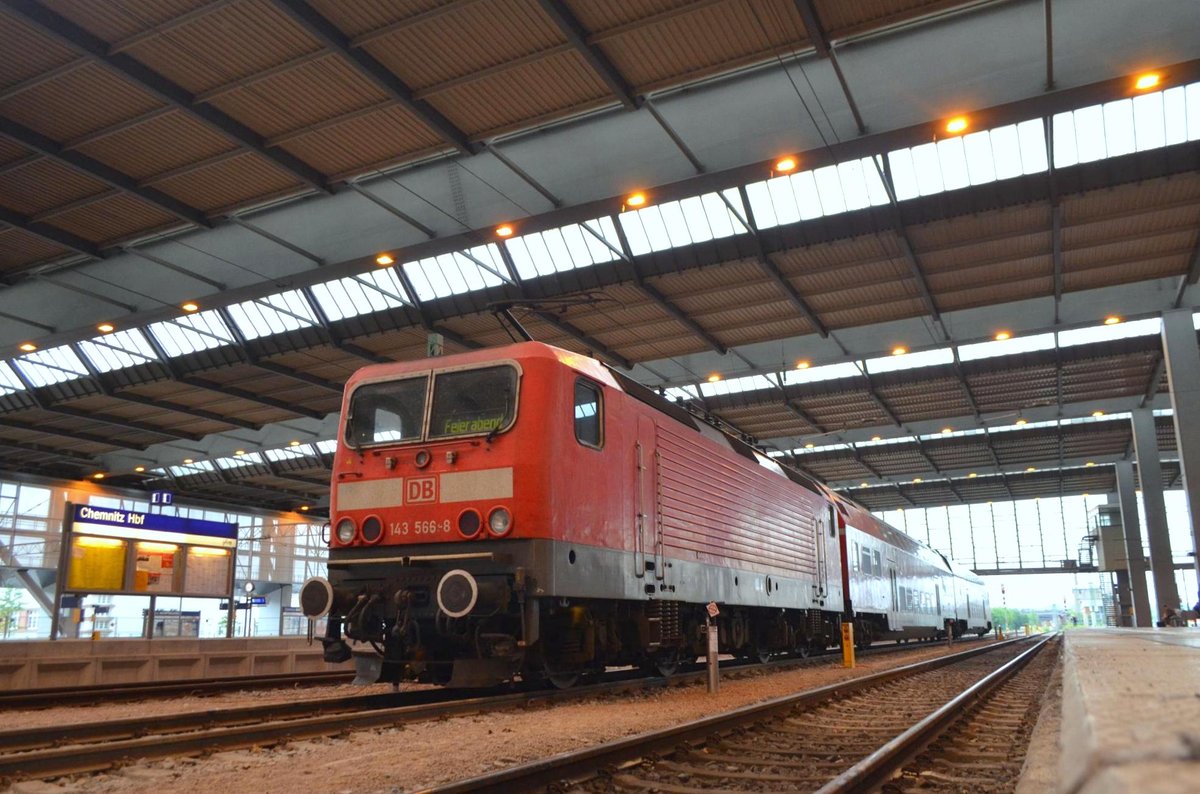  Feierabend  in der Anzeige. Nur noch als Fotoobjekt RB 45 Chemnitz - Mittweida - Riesa - Elsterwerda da am Wochenende nur Zwei von Vier Ganituren gebraucht wurden Stand 143 566-8 in Chemnitz Hbf herum 11.06.2016