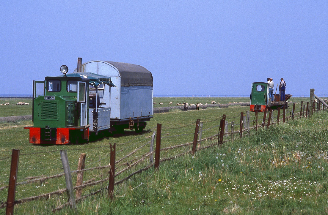 Feierabend! Einst hatte die Bahn zur Neulandgewinnung zwischen Cuxhaven Sahlenburg und Spieka Neufeld ein ausgedehntes Netz. Heute werden nur noch wenige hundert Meter bei Spieka betrieben. Am 25.05.1989 rollten pnktlich zum Feierabend (die Arbeitszeiten werden hier von den Gezeiten bestimmt) zwei Zge Richtung Bauhof Arensch.