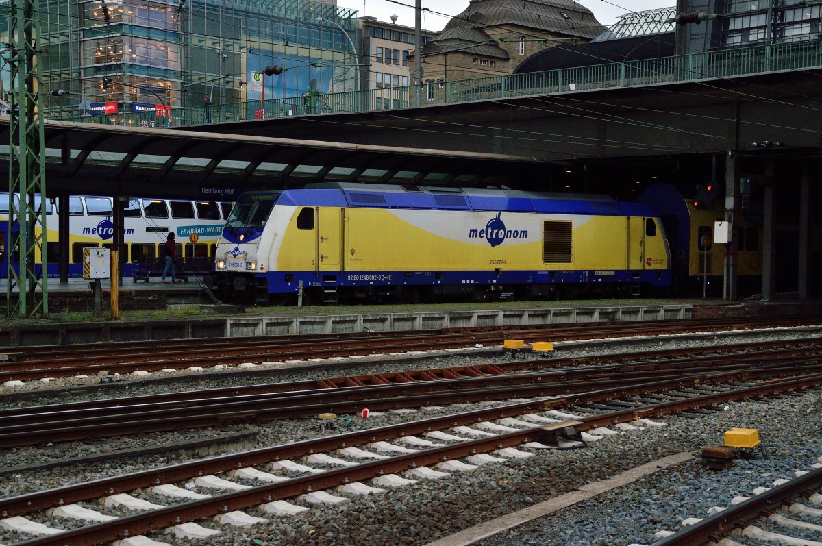 Feierabend für die 246 002-0, die hier die heiligen Hallen des Hamburger Hbf verlässt und nun in die Abstellung fährt, samt ihrem Dostockzug. 9.5.2015