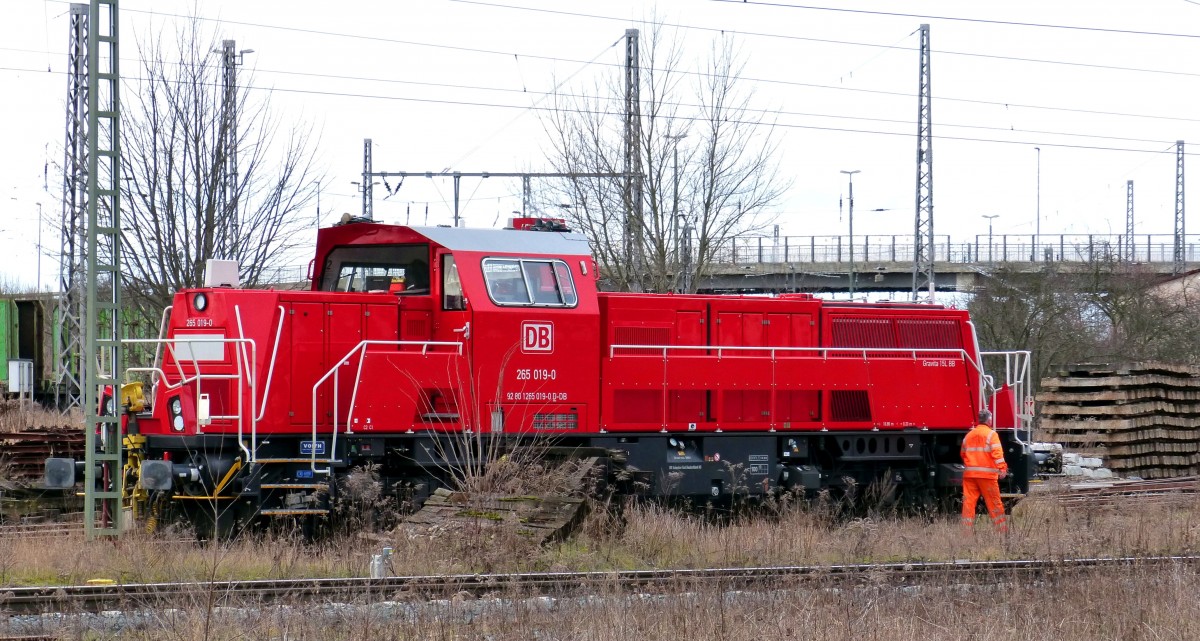 Feierabend hatte wohl dieser Lokführer, nachdem er die 265 019-0 mitten in der Steppenlandschaft des Nordhäuser Bahnhofs abgestellt hatte. 15.02.2014