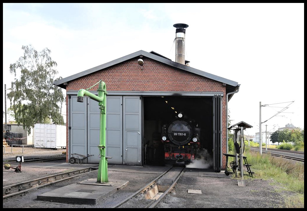 Feierabend Idylle am Lokschuppen in Radebeul Ost. Unter Dampf wird am 10.9.2021 noch an der im Schuppen stehenden 991761 gewerkelt.