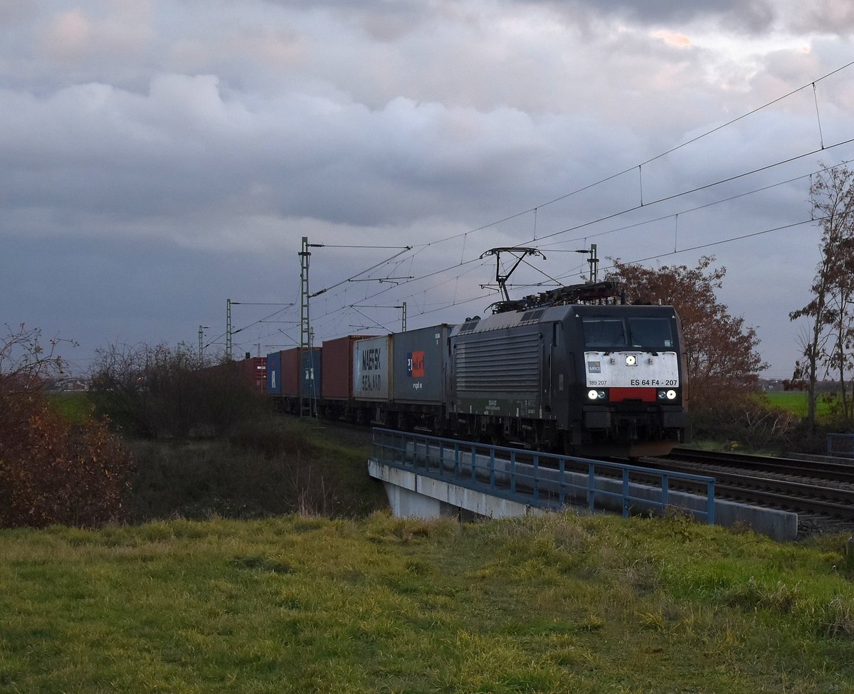 Feierabendbild aus Allerheiligen von der K33 Brücke mit der 189 207 vom 30.11.2018, die mit einem Kastelzug aus Richtung Köln kommend gen Neuss fährt.