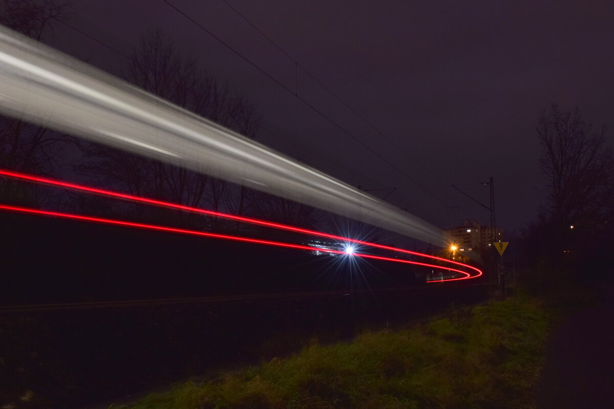 Feierabendzug ... mit der Vorbeifahrt von RE 22061 bei Reutlingen-Sondelfingen am 13. Dezember 2019 endet die lange Ära der n-Wagen auf der KBS 760, zumindest für DB Regio ... wer hätte gedacht, dass sie nur sechs Monate später dutzendweise im Abellio-Ersatzverkehr zurückkehren würden, aber das ist eine andere Geschichte